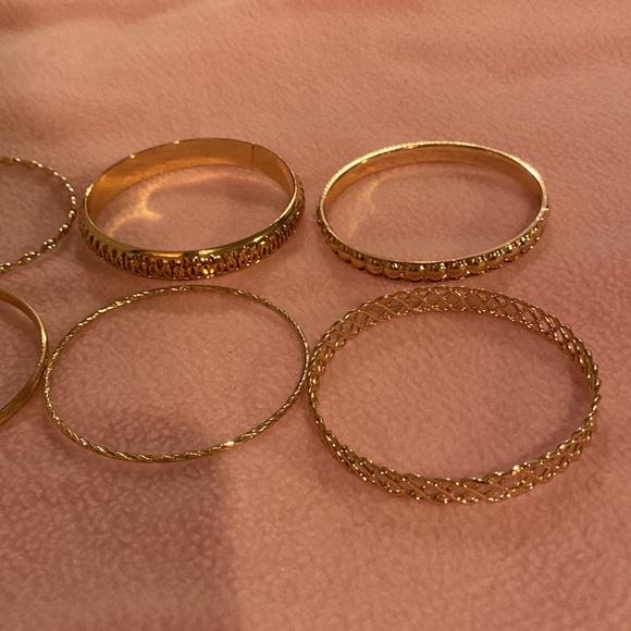 NWT Guess 7 gold tone bangle bracelet set.Brand new,never worn,stackable. - Picture 13 of 14